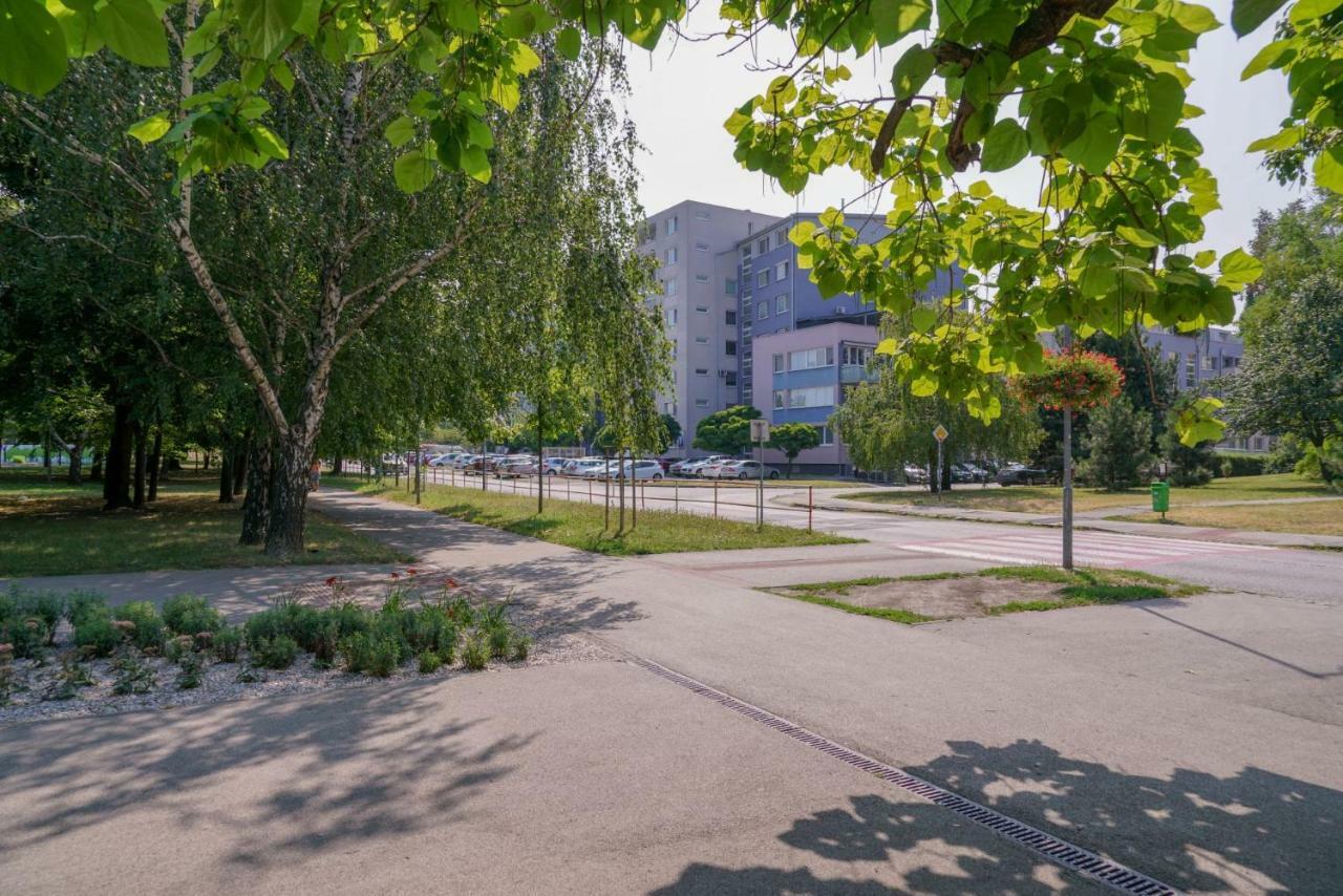 Vesna Convenient Apartment Братислава Екстериор снимка